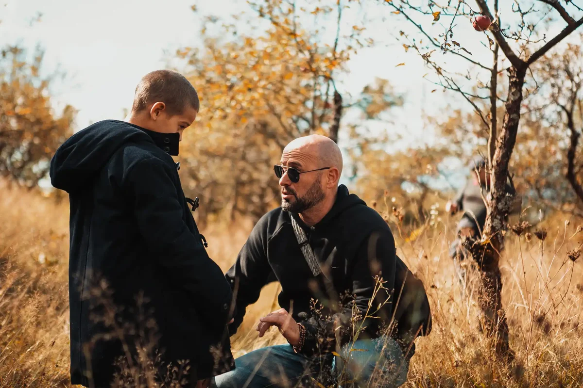 Izidor and Director talking through scene outdoors