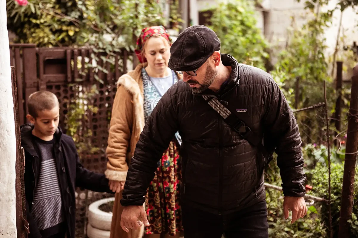 Director giving Izidor and Onisa instructions for outdoor scene